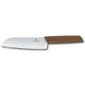 Cutit Bucatarie Victorinox, Swiss Modern Santoku, Lama Gofrata 17cm, Lemn Nuc, Cutie Cadou